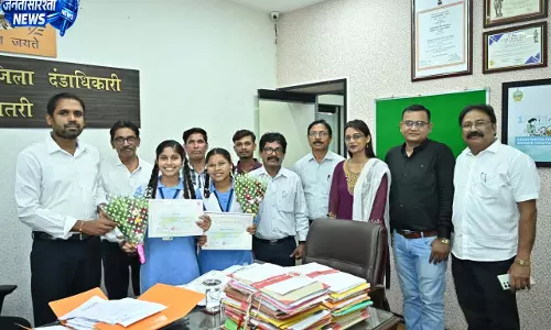जापान से वैज्ञानिक भ्रमण कर लौटीं धमतरी की दो होनहार बेटियों का कलेक्टर ने किया सम्मान जापान से वैज्ञानिक भ्रमण कर लौटीं धमतरी की दो होनहार बेटियों का कलेक्टर ने किया सम्मान