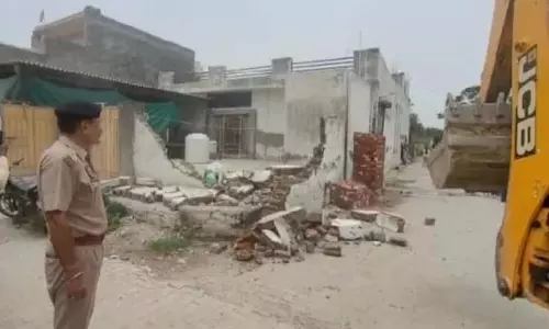 पुजारी से दुर्व्यवहार मामले में बुलडोजर एक्शन पुजारी से दुर्व्यवहार मामले में बुलडोजर एक्शन