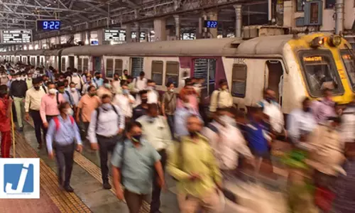 मुंबई : एसी लोकल में टिकट जांच विवाद मामले में पश्चिम रेलवे की जांच पूरी मुंबई : एसी लोकल में टिकट जांच विवाद मामले में पश्चिम रेलवे की जांच पूरी