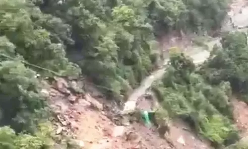 लैंडस्लाइड से हाईवे पर आवाजाही प्रभावित लैंडस्लाइड से हाईवे पर आवाजाही प्रभावित