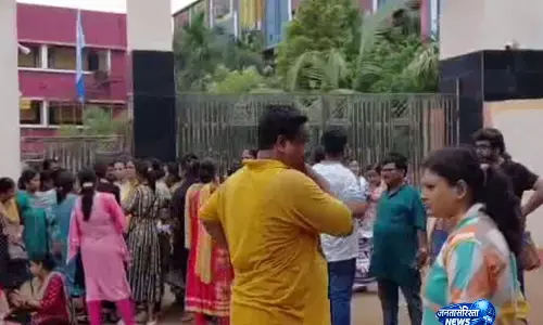 Paschim Medinipur: स्कूल में हुई घटना के विरोध में स्थानीय निवासियों का प्रदर्शन