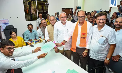 गुजरात: मांजलपुर उपचुनाव के लिए भाजपा उम्मीदवार सतीश पटेल ने नामांकन दाखिल किया