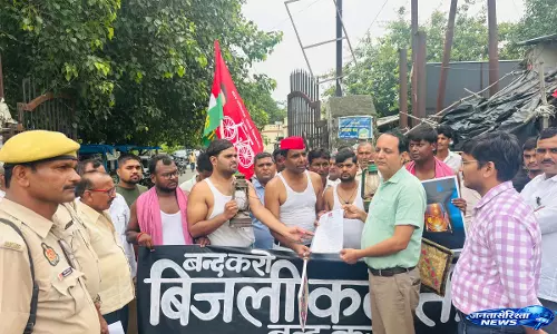 Lanterns, लेकर तहसील पहुंचे सपा कार्यकर्ता, बिजली कटौती पर सरकार के खिलाफ प्रदर्शन Lanterns, लेकर तहसील पहुंचे सपा कार्यकर्ता, बिजली कटौती पर सरकार के खिलाफ प्रदर्शन
