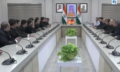 सीएम योगी ने IAS कैडर में पदोन्नत 29 PCS अधिकारियों से की मुलाकात सीएम योगी ने IAS कैडर में पदोन्नत 29 PCS अधिकारियों से की मुलाकात