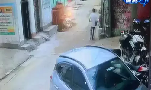 दिनदहाड़े गैस सिलेंडर चोरी, बाइक सवार दो युवकों की करतूत CCTV में कैद