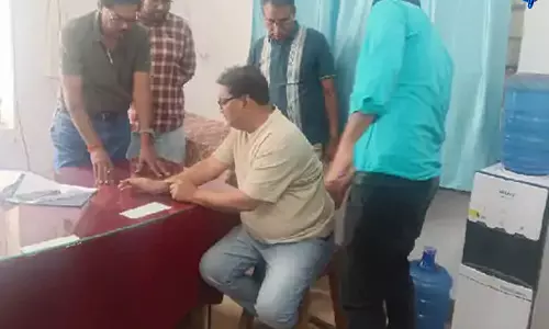 सरकारी स्कूल में शराब के नशे में पहुंचे हेडमास्टर, भोजन बनाने का डाला दबाव सरकारी स्कूल में शराब के नशे में पहुंचे हेडमास्टर, भोजन बनाने का डाला दबाव