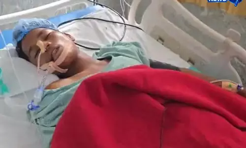 थूक साफ करने के विवाद में खूनी खेल, पिता-पुत्र ने छात्र पर चाकू से किया हमला थूक साफ करने के विवाद में खूनी खेल, पिता-पुत्र ने छात्र पर चाकू से किया हमला