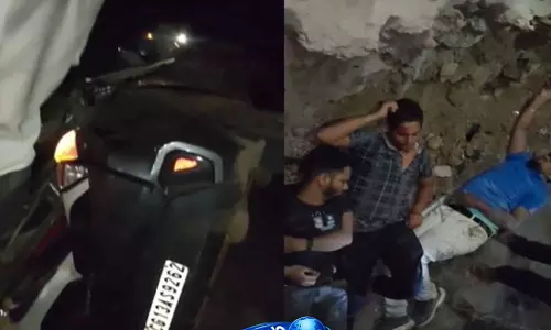 CG BREAKING: निर्माणाधीन पुल से 30 फीट नीचे गिरी कार, 4 युवक घायल CG BREAKING: निर्माणाधीन पुल से 30 फीट नीचे गिरी कार, 4 युवक घायल