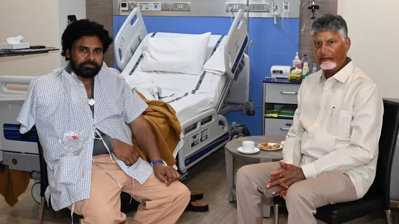 Mumbai: पवन कल्याण से अस्पताल में मिले चंद्रबाबू नायडू, शीघ्र स्वस्थ होने की कामना Mumbai: पवन कल्याण से अस्पताल में मिले चंद्रबाबू नायडू, शीघ्र स्वस्थ होने की कामना