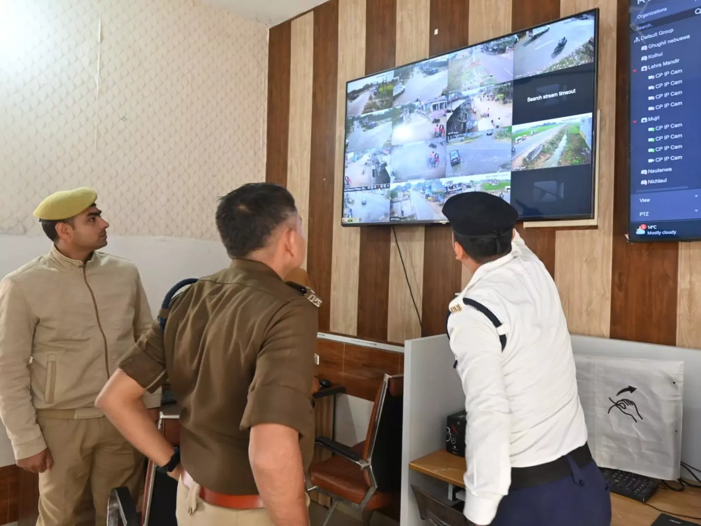 Mumbai: 40 दिन में साढ़े 22 हजार लोगों ने ठाणे पुलिस कंट्रोल रूम से मांगी मदद Mumbai: 40 दिन में साढ़े 22 हजार लोगों ने ठाणे पुलिस कंट्रोल रूम से मांगी मदद