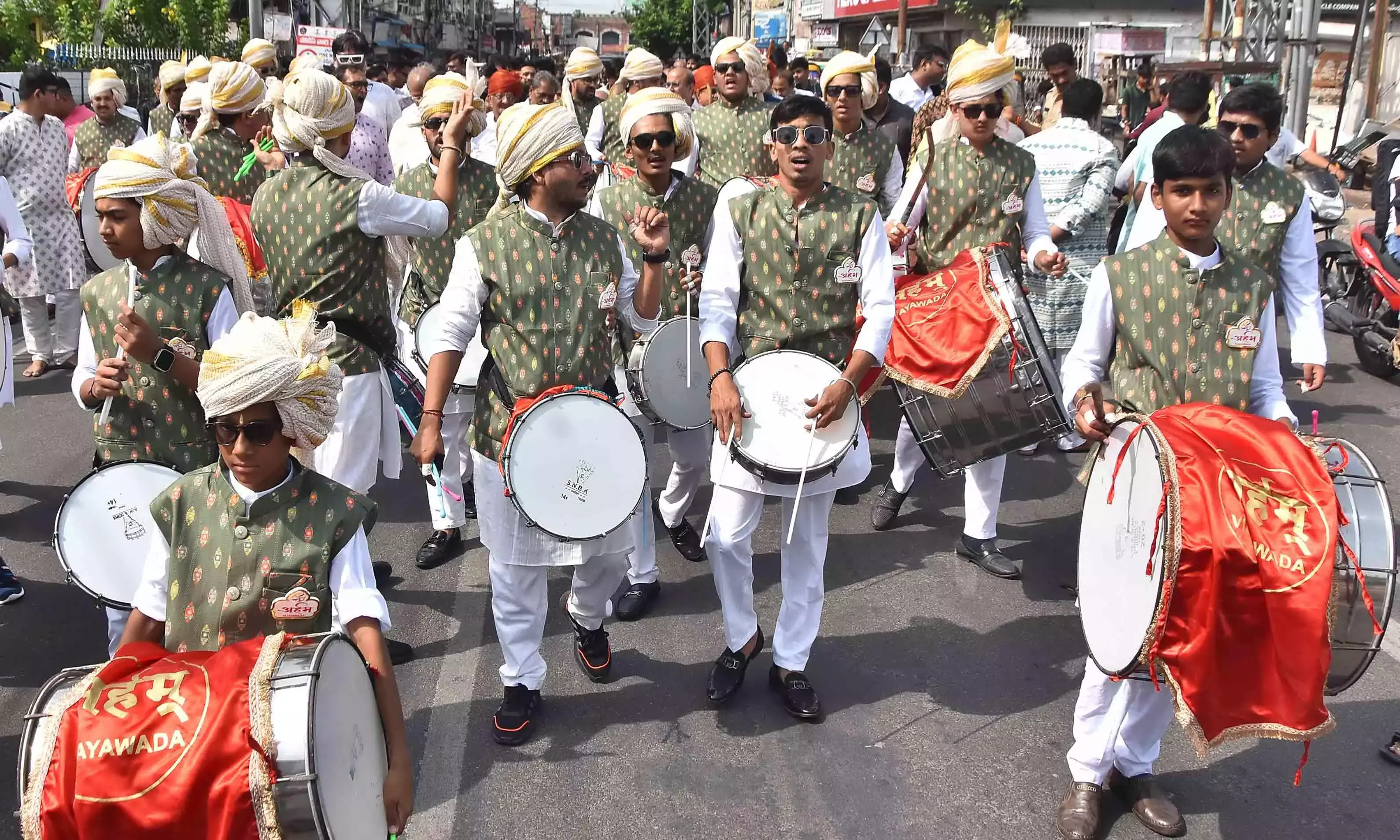 Andhra: विजयवाड़ा में जैन भिक्षु का चातुर्मास भव्य जुलूस के साथ शुरू हुआ Andhra: विजयवाड़ा में जैन भिक्षु का चातुर्मास भव्य जुलूस के साथ शुरू हुआ