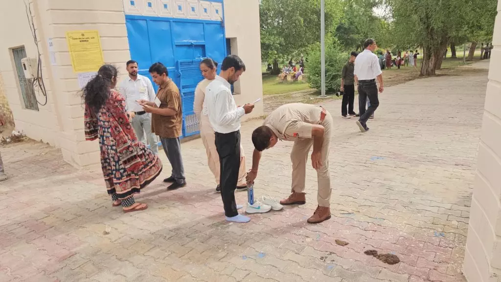 Jaipur: सीनियर टीचर भर्ती परीक्षा को लेकर जयपुर में सुरक्षा के पुख्ता इंतजाम Jaipur: सीनियर टीचर भर्ती परीक्षा को लेकर जयपुर में सुरक्षा के पुख्ता इंतजाम