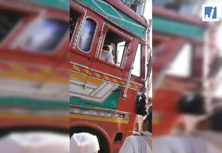 ट्रक ने कई महिलाओं को मारी टक्कर, तीन की मौके पर मौत ट्रक ने कई महिलाओं को मारी टक्कर, तीन की मौके पर मौत