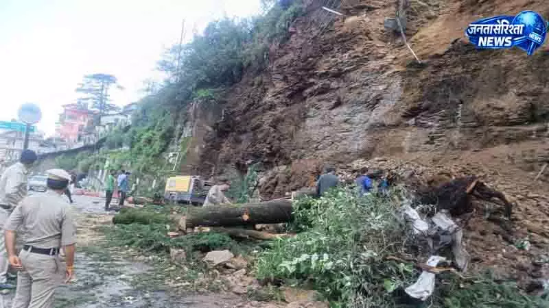 भूस्खलन से Shimla कार्ट रोड बंद, यातायात प्रभावित भूस्खलन से Shimla कार्ट रोड बंद, यातायात प्रभावित