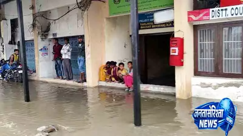 Himachal के ऊना में भारी बारिश से बाढ़, पेड़ उखड़े Himachal के ऊना में भारी बारिश से बाढ़, पेड़ उखड़े