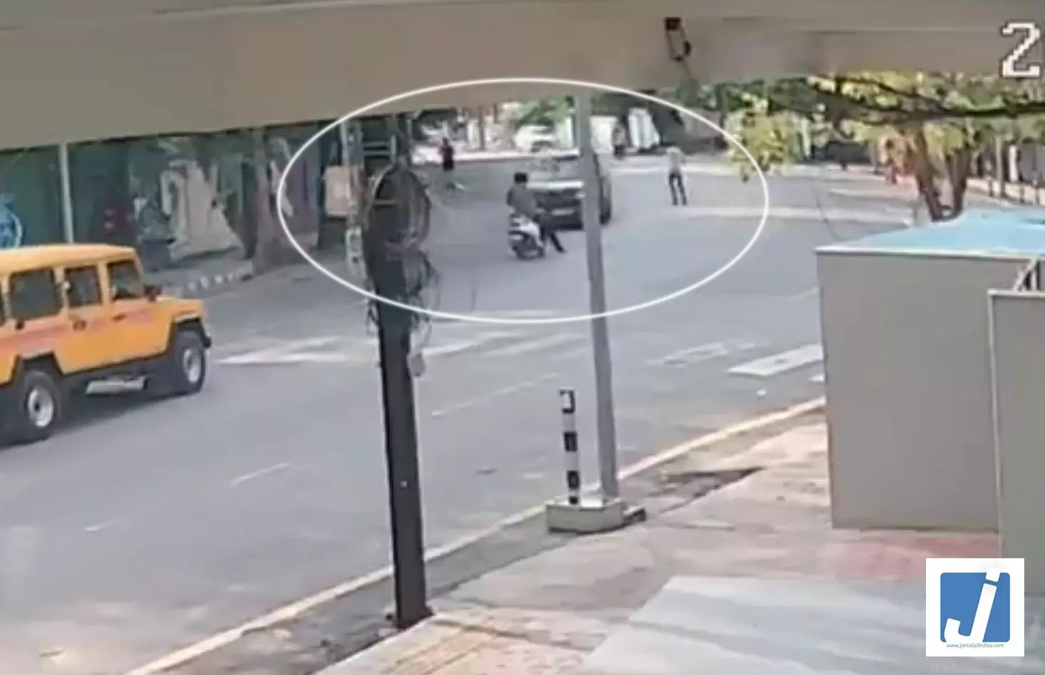 तेज रफ्तार कार ने स्कूटी सवार छात्र को मारी टक्कर, 10 फीट हवा में उछलकर नीचे गिरा, CCTV आया तेज रफ्तार कार ने स्कूटी सवार छात्र को मारी टक्कर, 10 फीट हवा में उछलकर नीचे गिरा, CCTV आया