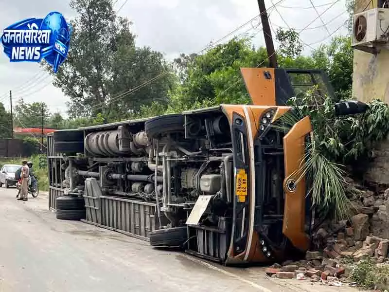 जम्मू-देहरादून वोल्वो दुर्घटनाग्रस्त, 16 घायल जम्मू-देहरादून वोल्वो दुर्घटनाग्रस्त, 16 घायल
