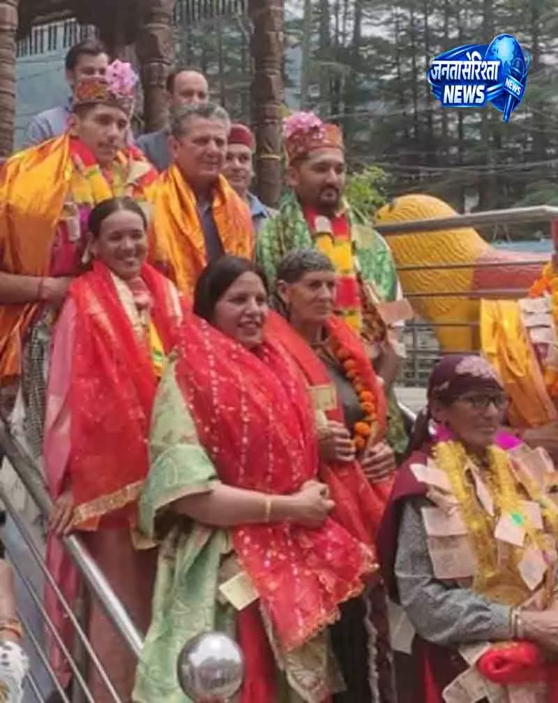 अंतरराष्ट्रीय पदार्पण के बाद Manali में जश्न अंतरराष्ट्रीय पदार्पण के बाद Manali में जश्न