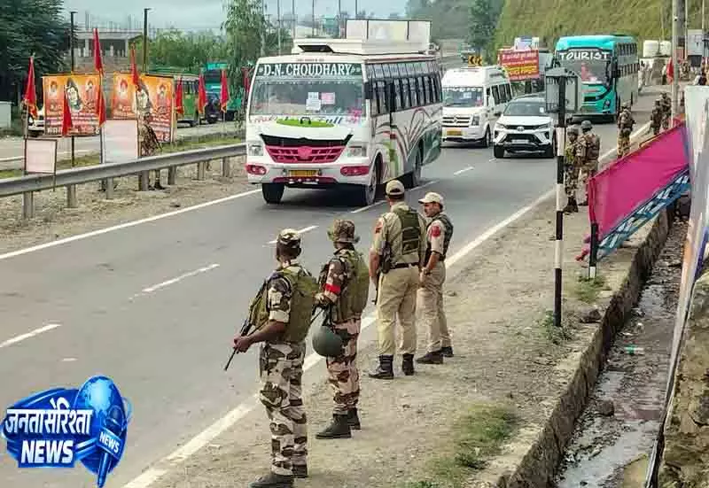Jammu and Kashmir में कई वाहनों की टक्कर, 18 घायल Jammu and Kashmir में कई वाहनों की टक्कर, 18 घायल