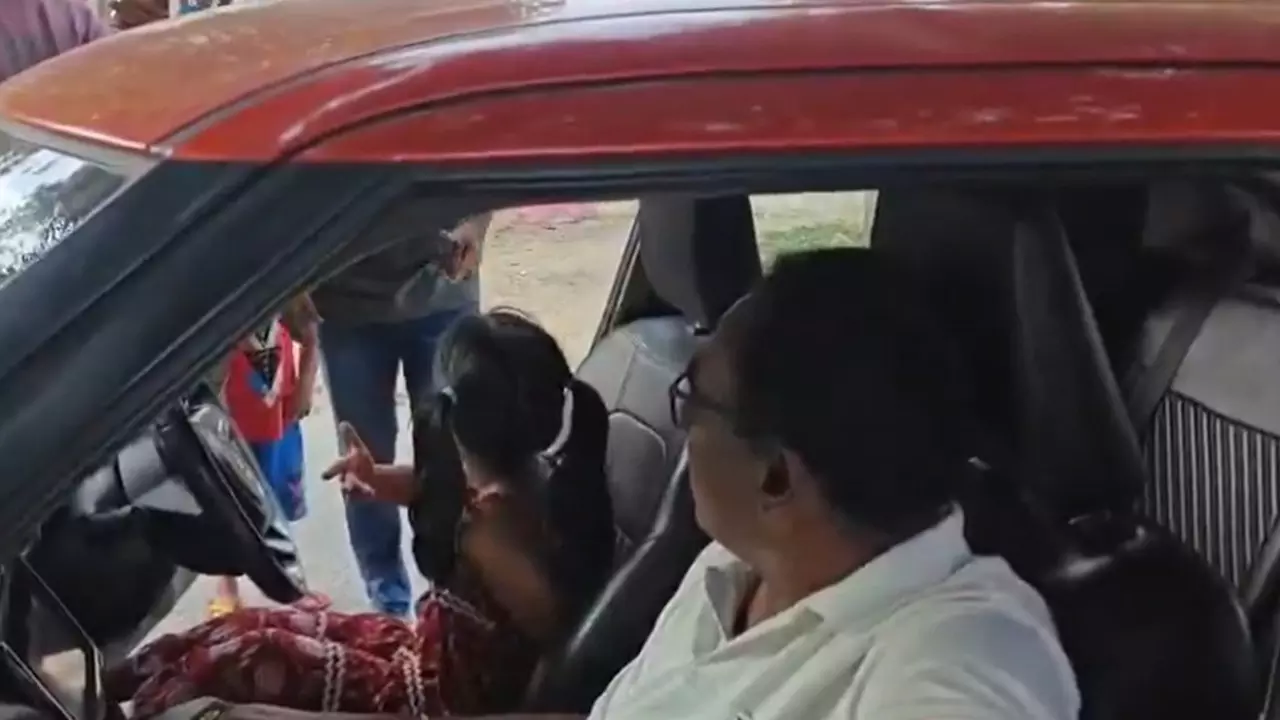 Hyderabad में नाबालिग पोती को कार चलाने देने पर पुलिस अधिकारी पर मामला दर्ज Hyderabad में नाबालिग पोती को कार चलाने देने पर पुलिस अधिकारी पर मामला दर्ज