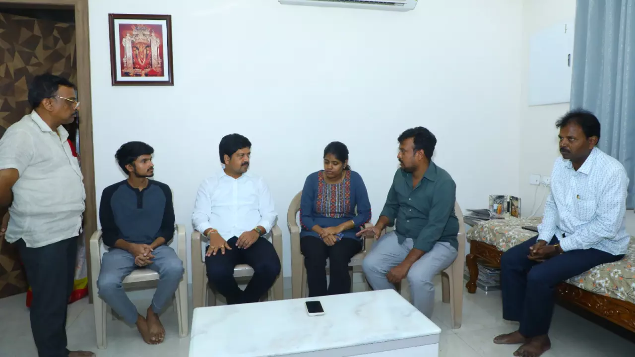 Andhra के मंत्री ने वियतनाम नाव हादसे में मारी गई महिला के परिवार को सांत्वना दी Andhra के मंत्री ने वियतनाम नाव हादसे में मारी गई महिला के परिवार को सांत्वना दी