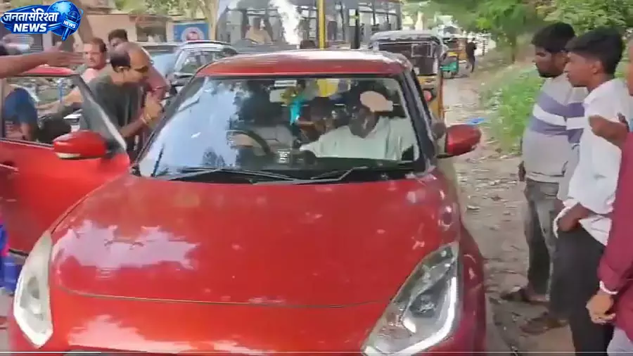 हैदराबाद में नाबालिग पोती को कार चलाने देने पर SI के खिलाफ केस दर्ज हैदराबाद में नाबालिग पोती को कार चलाने देने पर SI के खिलाफ केस दर्ज