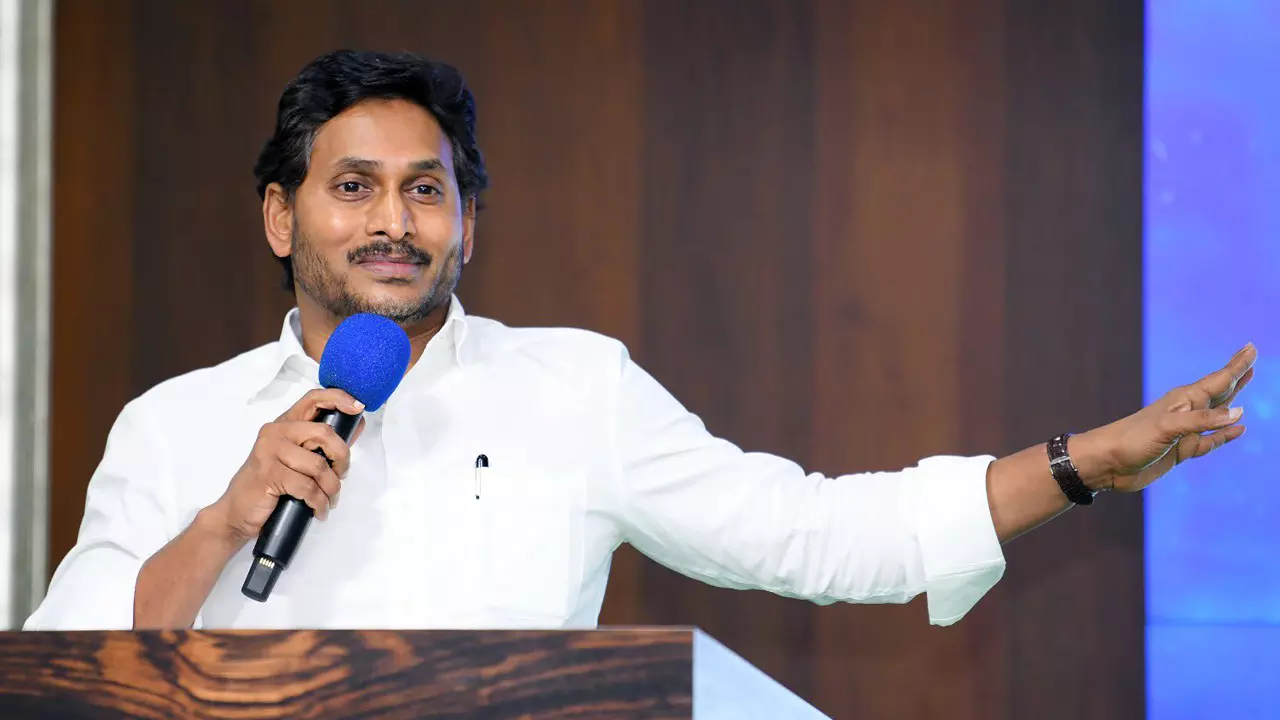 Jagan Mohan Reddy विशाखापत्तनम में छह लापता मछुआरों के परिवारों से मिलेंगे Jagan Mohan Reddy विशाखापत्तनम में छह लापता मछुआरों के परिवारों से मिलेंगे