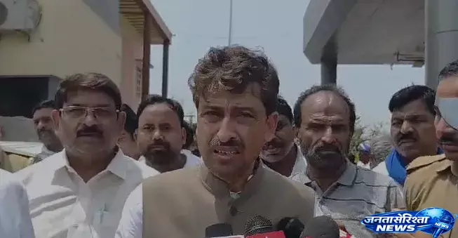 Congress सांसदों को मेरठ में रोका, SSP कार्रवाई और न्याय की मांग तेज Congress सांसदों को मेरठ में रोका, SSP कार्रवाई और न्याय की मांग तेज