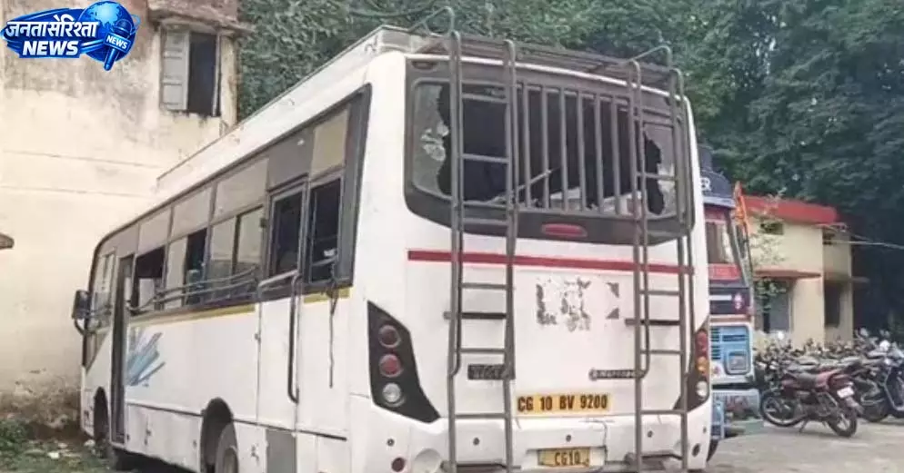 नशे में धुत बस चालक ने दुकानों में घुसाई बस, बाराती उतरे तो टला बड़ा हादसा नशे में धुत बस चालक ने दुकानों में घुसाई बस, बाराती उतरे तो टला बड़ा हादसा