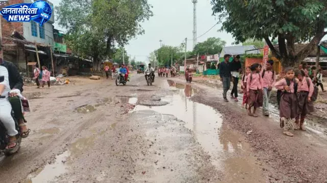 मुख्यमंत्री दौरे की तैयारियों के बीच ग्रामीण सड़कों की अनदेखी मुख्यमंत्री दौरे की तैयारियों के बीच ग्रामीण सड़कों की अनदेखी