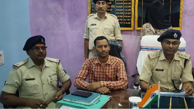 सिमडेगा में मानव तस्करी रैकेट का भंडाफोड़, नाबालिग को तमिलनाडु ले जा रहे युवक गिरफ्तार सिमडेगा में मानव तस्करी रैकेट का भंडाफोड़, नाबालिग को तमिलनाडु ले जा रहे युवक गिरफ्तार