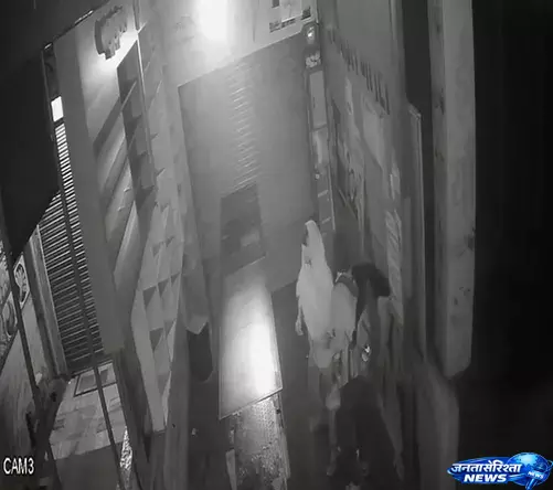 Meerut में बेखौफ चोरों ने मोबाइल शोरूम को बनाया निशाना Meerut में बेखौफ चोरों ने मोबाइल शोरूम को बनाया निशाना