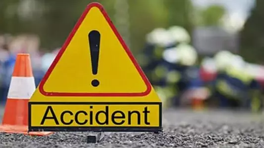 रतलाम-इंदौर फोरलेन हाईवे पर भीषण हादसा, डॉक्टर और उनके 80 वर्षीय ससुर की मौत, पांच घायल रतलाम-इंदौर फोरलेन हाईवे पर भीषण हादसा, डॉक्टर और उनके 80 वर्षीय ससुर की मौत, पांच घायल