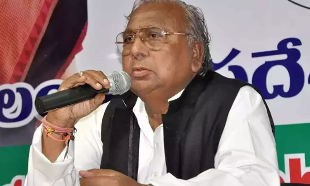 Telangana: वीएच हनुमंत राव ने भद्राचलम मंदिर में मौन विरोध प्रदर्शन किया Telangana: वीएच हनुमंत राव ने भद्राचलम मंदिर में मौन विरोध प्रदर्शन किया