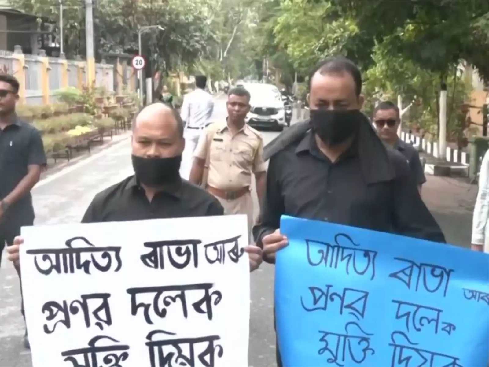 Assam विधानसभा में हंगामा: प्रणब डोले और आदित्य राभा की गिरफ्तारी पर राइजोर दल का वॉकआउट Assam विधानसभा में हंगामा: प्रणब डोले और आदित्य राभा की गिरफ्तारी पर राइजोर दल का वॉकआउट