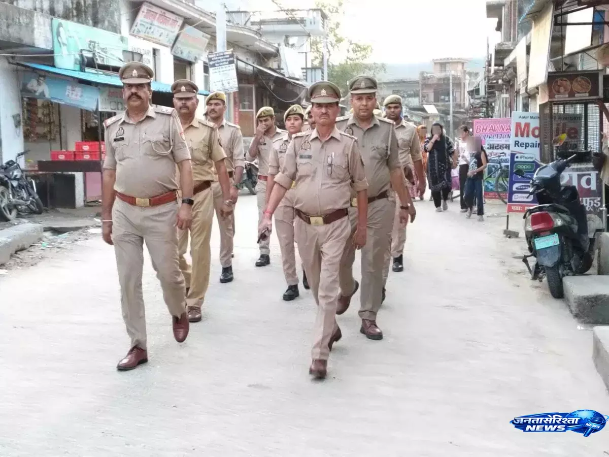 Security, के लिए सड़कों पर उतरी पुलिस, संवेदनशील इलाकों में पैदल गश्त Security, के लिए सड़कों पर उतरी पुलिस, संवेदनशील इलाकों में पैदल गश्त