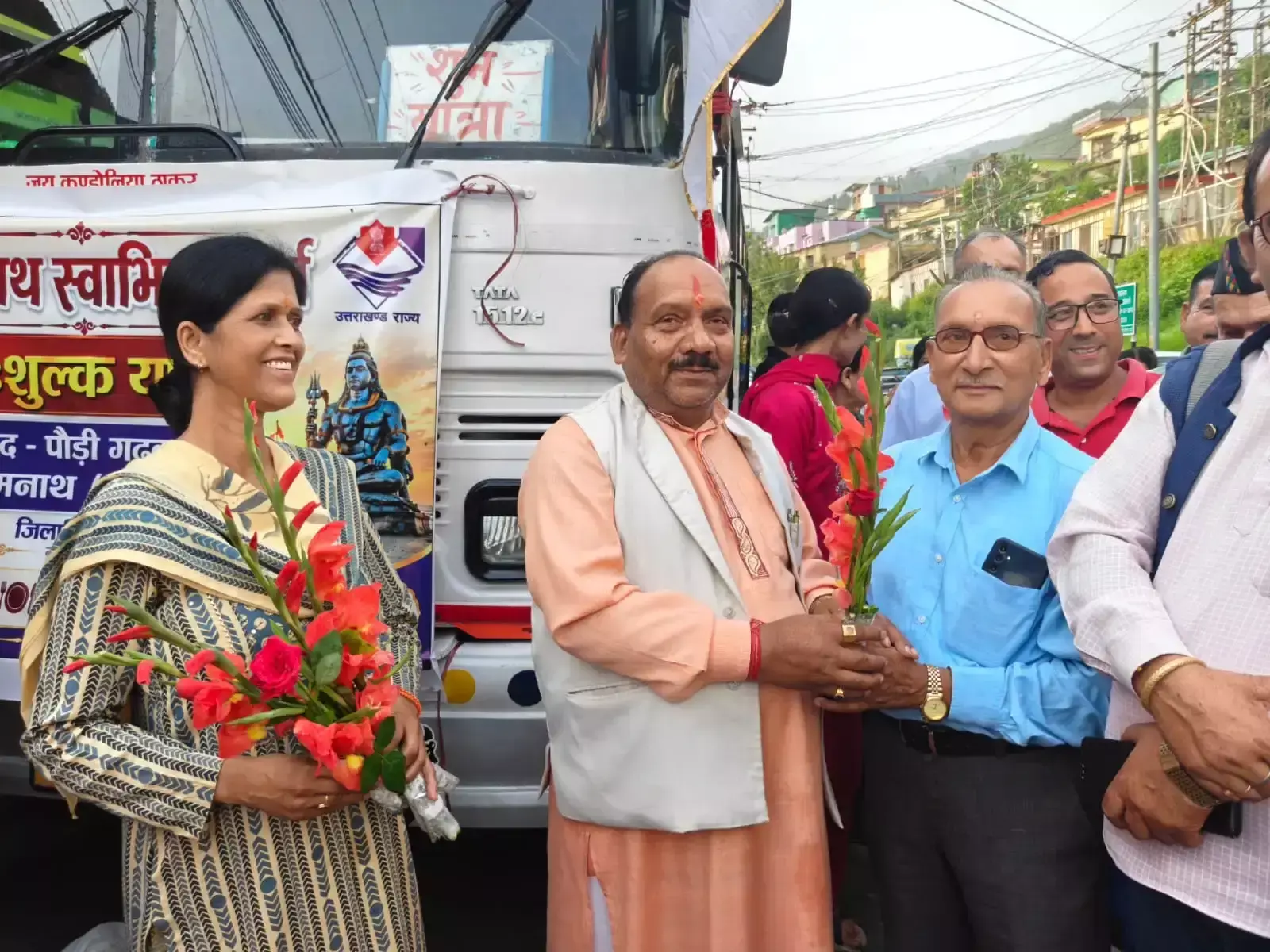 Pauri: सोमनाथ स्वाभिमान यात्रा के लिए पौड़ी से निकला 42 श्रद्धालुओं का जत्था Pauri: सोमनाथ स्वाभिमान यात्रा के लिए पौड़ी से निकला 42 श्रद्धालुओं का जत्था