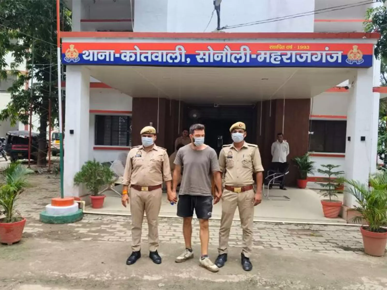 Uttar Pradesh: बिना वैध दस्तावेजों के भारत में प्रवेश करने पर अमेरिकी नागरिक के खिलाफ मामला दर्ज Uttar Pradesh: बिना वैध दस्तावेजों के भारत में प्रवेश करने पर अमेरिकी नागरिक के खिलाफ मामला दर्ज