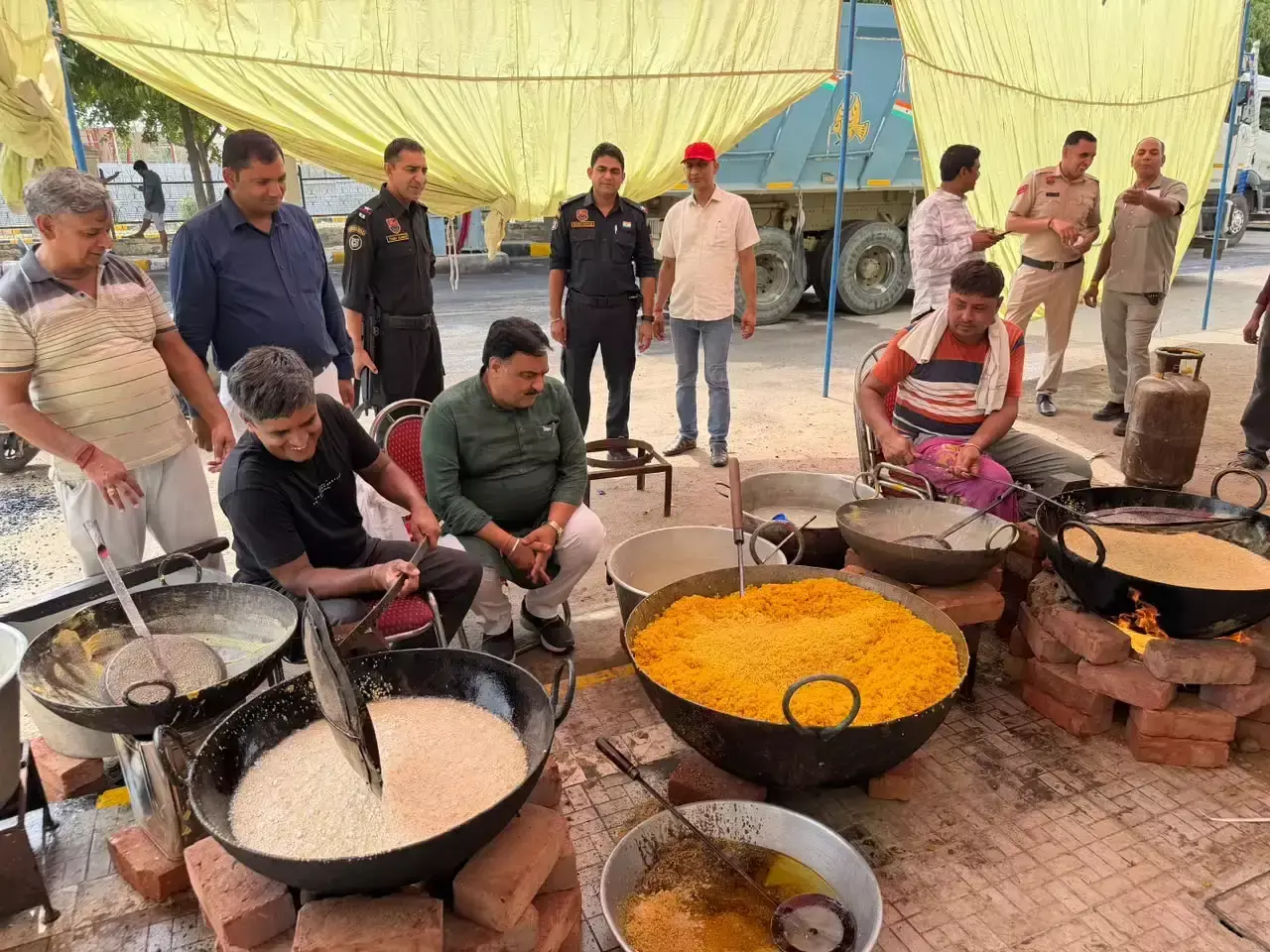 Jind: प्रधानमंत्री के आगमन को लेकर जींद में तैयारियां तेज, बन रहे 51 क्विंटल लड्डू Jind: प्रधानमंत्री के आगमन को लेकर जींद में तैयारियां तेज, बन रहे 51 क्विंटल लड्डू