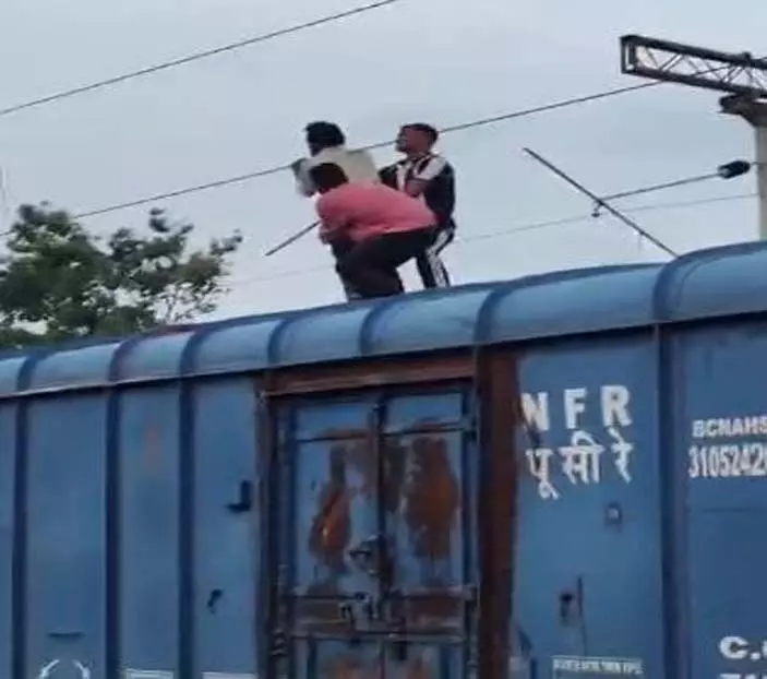 रेलवे स्टेशन पर मालगाड़ी की छत पर चढ़ा मानसिक रूप से अस्वस्थ युवक रेलवे स्टेशन पर मालगाड़ी की छत पर चढ़ा मानसिक रूप से अस्वस्थ युवक
