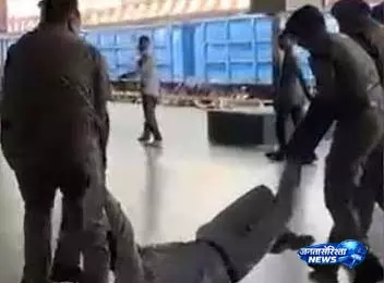RPF विवाद पर सांसद राजकुमार चाहर नाराज, बोले- वर्दी की बदनामी मत कराओ RPF विवाद पर सांसद राजकुमार चाहर नाराज, बोले- वर्दी की बदनामी मत कराओ