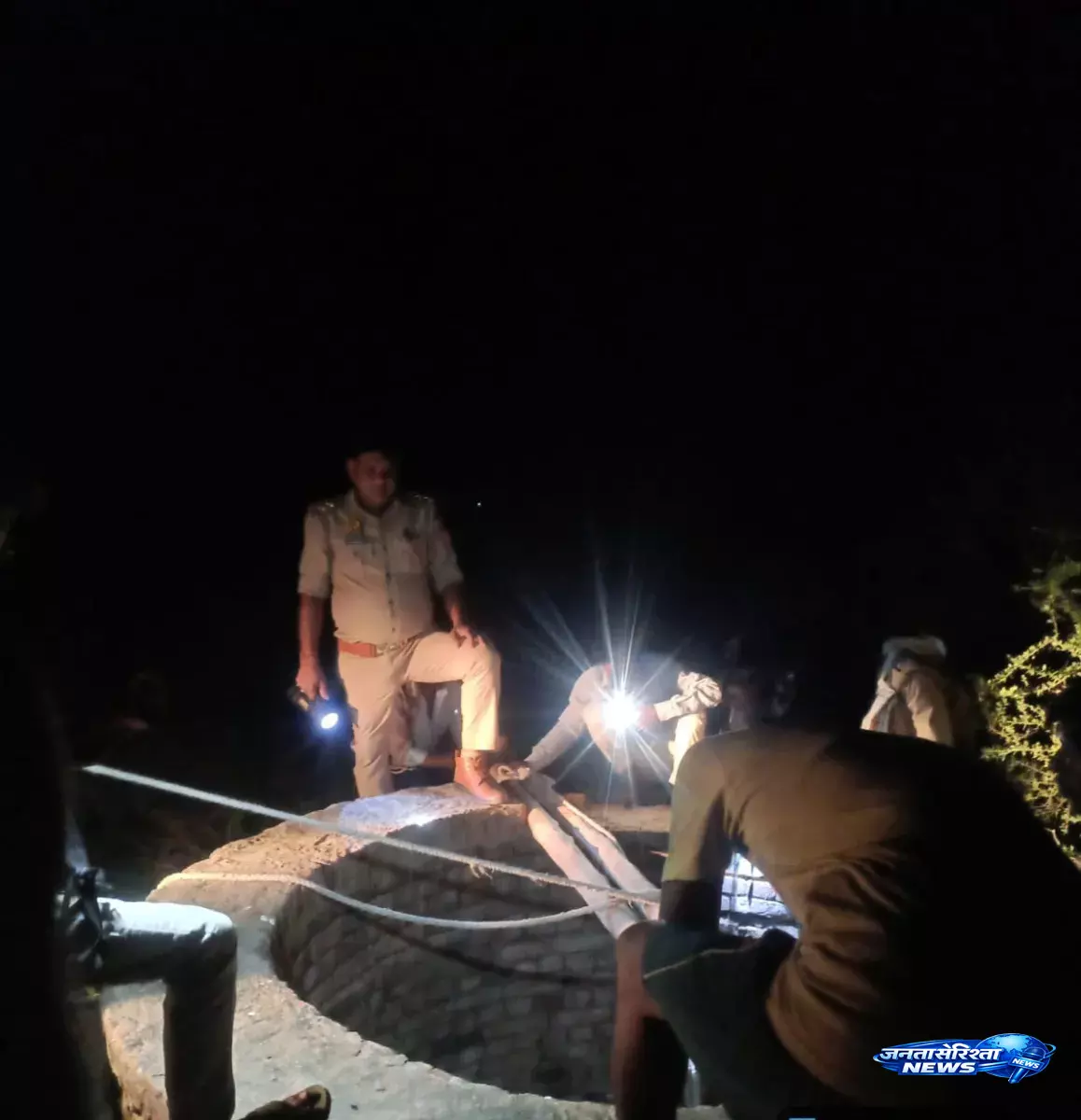 Humanity की मिसाल बनी बांदा पुलिस, रातभर चले ऑपरेशन में बचाई युवक की जान Humanity की मिसाल बनी बांदा पुलिस, रातभर चले ऑपरेशन में बचाई युवक की जान