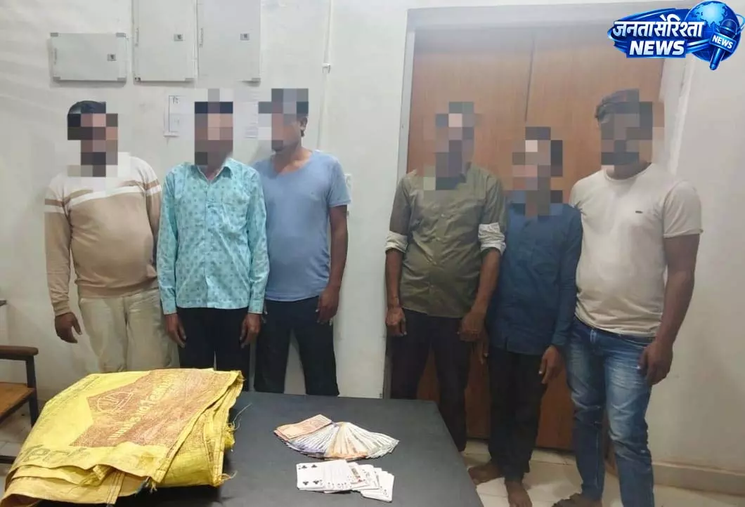 CG: गंडई में जुआ फड़ पर पुलिस की रेड, 6 जुआरी गिरफ्तार CG: गंडई में जुआ फड़ पर पुलिस की रेड, 6 जुआरी गिरफ्तार