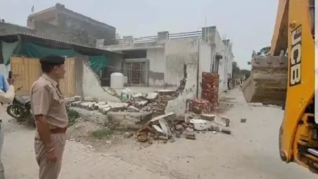 पुजारी से दुर्व्यवहार मामले में बुलडोजर एक्शन पुजारी से दुर्व्यवहार मामले में बुलडोजर एक्शन