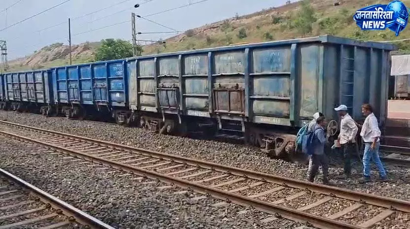 रेल हादसा टला: करगी रोड स्टेशन पर मालगाड़ी के 5 डिब्बे पटरी से उतरे, जांच शुरू रेल हादसा टला: करगी रोड स्टेशन पर मालगाड़ी के 5 डिब्बे पटरी से उतरे, जांच शुरू