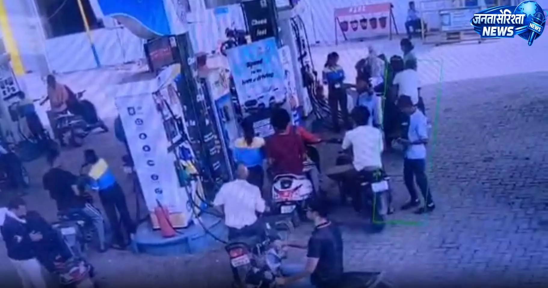 पेट्रोल पंप पर छात्रों से मारपीट, स्कूल ड्रेस पहने नाबालिगों ने साथी संग किया हमला पेट्रोल पंप पर छात्रों से मारपीट, स्कूल ड्रेस पहने नाबालिगों ने साथी संग किया हमला