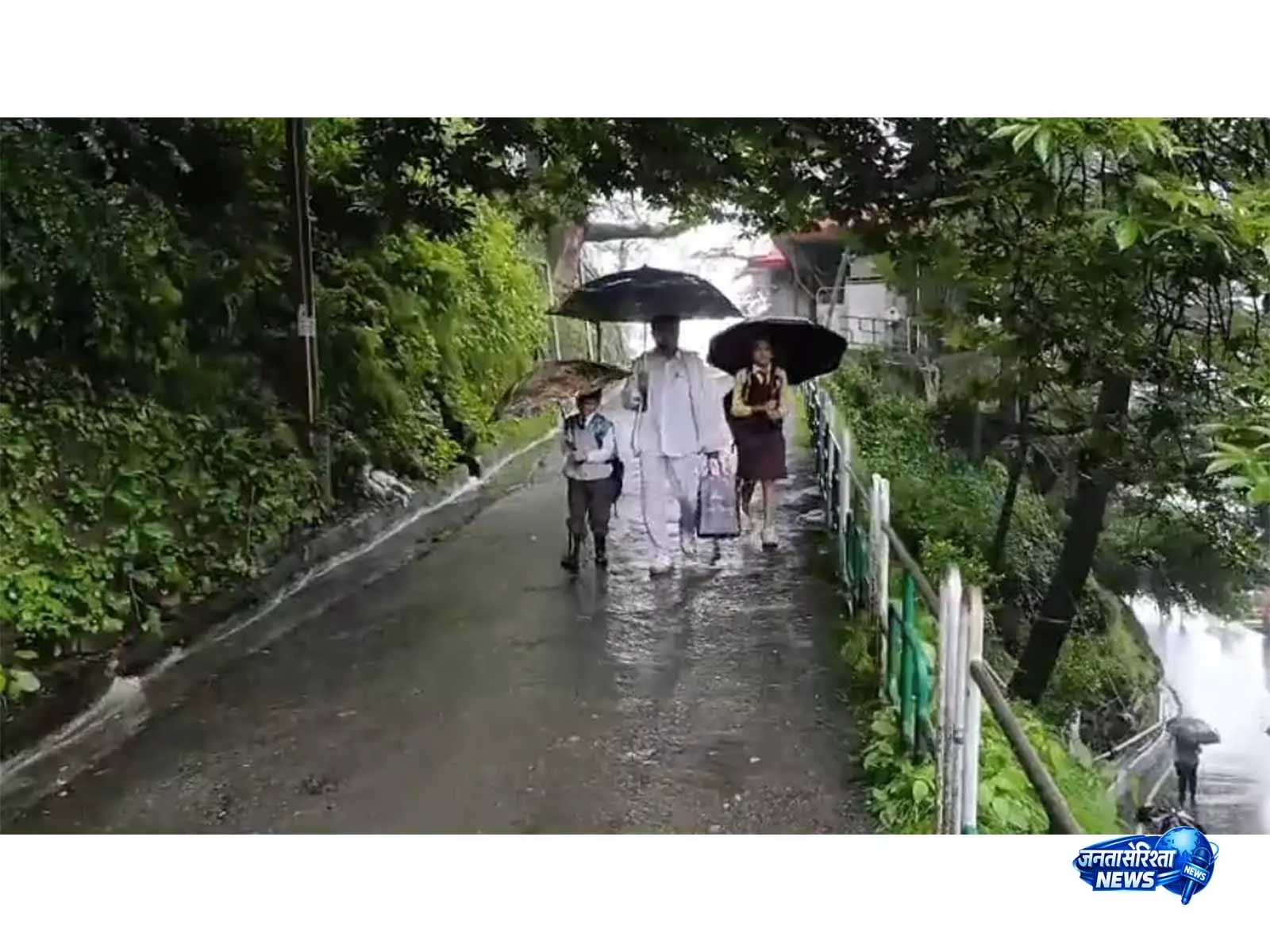 Himachal में भारी बारिश से जनजीवन प्रभावित, 69 सड़कें और 80 जल योजनाएं ठप Himachal में भारी बारिश से जनजीवन प्रभावित, 69 सड़कें और 80 जल योजनाएं ठप