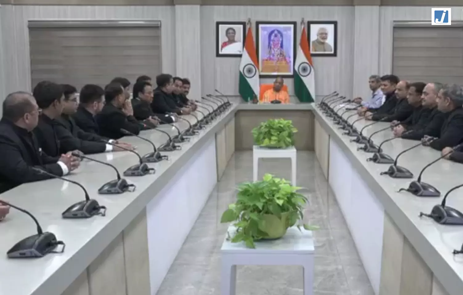 सीएम योगी ने IAS कैडर में पदोन्नत 29 PCS अधिकारियों से की मुलाकात सीएम योगी ने IAS कैडर में पदोन्नत 29 PCS अधिकारियों से की मुलाकात