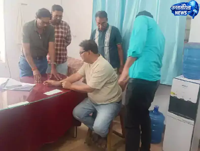 सरकारी स्कूल में शराब के नशे में पहुंचे हेडमास्टर, भोजन बनाने का डाला दबाव सरकारी स्कूल में शराब के नशे में पहुंचे हेडमास्टर, भोजन बनाने का डाला दबाव