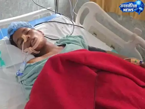 थूक साफ करने के विवाद में खूनी खेल, पिता-पुत्र ने छात्र पर चाकू से किया हमला थूक साफ करने के विवाद में खूनी खेल, पिता-पुत्र ने छात्र पर चाकू से किया हमला